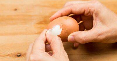 People are just learning a 'mind blowing' hack to peel a boiled egg in one go - www.dailyrecord.co.uk - Beyond