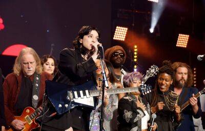 Watch St. Vincent cover David Bowie’s ‘Young Americans’ at Love Rocks gig - www.nme.com - New York - USA - county Clark - county Young - city Gary, county Clark