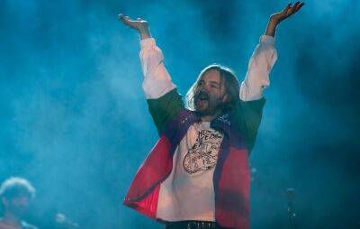 Watch Tame Impala’s Kevin Parker perform on crutches with fractured hip in Mexico - www.nme.com - Australia - Spain - Mexico - city Mexico