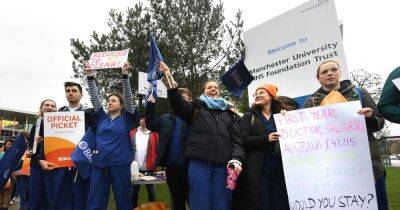 'Claps don't pay the bills': Striking junior doctors tell of two-day waits for beds forcing them to the picket line - www.manchestereveningnews.co.uk - Britain - Manchester