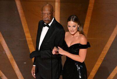 Morgan Freeman’s Fans Tell Concerned Oscars Viewers Why He Wore A Glove On His Left Hand - etcanada.com - state Mississippi