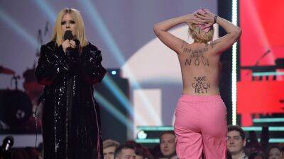 Avril Lavigne Confronted a Topless Protestor at the Juno Awards - www.glamour.com