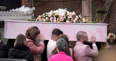 'Goodbye my beautiful' - Friends and family dressed in a flash of pink say tearful farewell to Brianna Ghey - www.manchestereveningnews.co.uk