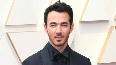 Kevin Jonas Gets Caught on a Mic Stand Mid-Concert While Spinning Around Onstage - www.etonline.com - New York
