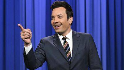 Jimmy Fallon Surprises St. Patrick's Day Crowd at New York Bar With Shots and a Performance: Watch - www.etonline.com - New York - Ireland