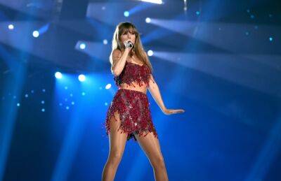 Taylor Swift Shocks Concertgoers With Stage Dive Trick; The Headfirst Stunt Goes Viral - etcanada.com - Arizona - city Glendale, state Arizona