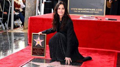 Courteney Cox Goes Full Monica Geller, Cleans Jennifer Aniston and More Pals' Hollywood Walk of Fame Stars - www.etonline.com