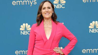 Molly Shannon and Jonas Brothers Return to 'Saturday Night Live' -- A Guide to Season 48's Hosts - www.etonline.com - Ireland
