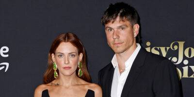 Riley Keough Talks Getting Intimate With Husband Ben Smith-Peterson on Camera in 'Daisy Jones & the Six' - www.justjared.com
