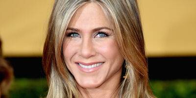 Jennifer Aniston Reveals the Famous Friend who Turns to Her for Health Advice, Shares How Her Parents Inspired Her Pursuit of Wellness - www.justjared.com - USA - Greece