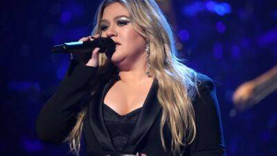 Kelly Clarkson Covers 'ABCDEFU' and Changes Lyrics to Reference Her Divorce - www.etonline.com - Las Vegas
