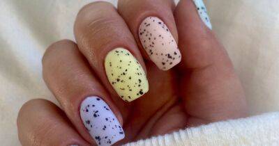 This speckled Mini Egg manicure is exactly what your nails need this Easter - www.ok.co.uk - Poland