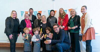Andy Burnham and Oldham council leader back community fridge fighting food insecurity in Greater Manchester - www.manchestereveningnews.co.uk - Britain - Manchester - county Oldham