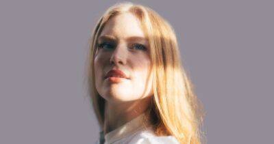 Freya Ridings celebrates her return to the UK Top 40 with Weekends: "I've been so many versions of myself, you evolve so quickly in your 20s" - www.officialcharts.com - Britain