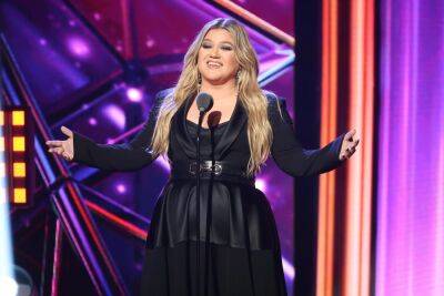 Kelly Clarkson rips ex-husband Brandon Blackstock in show's karaoke segment - www.foxnews.com