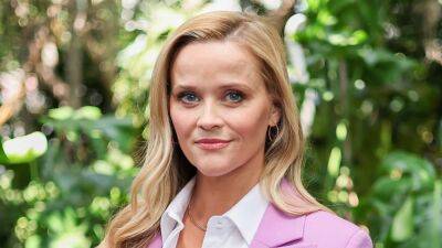 Reese Witherspoon Ditches Wedding Ring During Nashville Outing - www.etonline.com - California - Nashville - Tennessee - city Ojai, state California