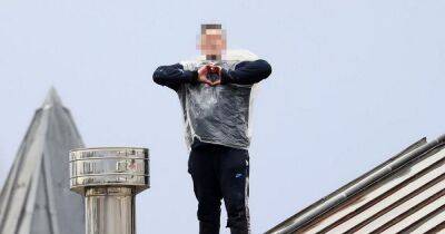 Strangeways prisoner 'wearing a binbag' makes love heart gesture to camera as he shouts from rooftop - www.manchestereveningnews.co.uk - Manchester