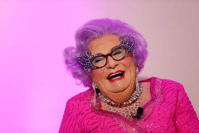 Barry Humphries, Comedian Behind Dame Edna Everage, Dead At 89 - etcanada.com - Australia - Britain - county Barry
