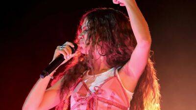Zendaya Surprised Euphoria Fans With ‘Last Minute’ Coachella Performance - www.glamour.com - California