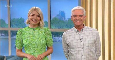 Holly Willoughby stuns as she reunites with Phillip Schofield on ITV This Morning as she details shingles struggle - www.manchestereveningnews.co.uk - Manchester