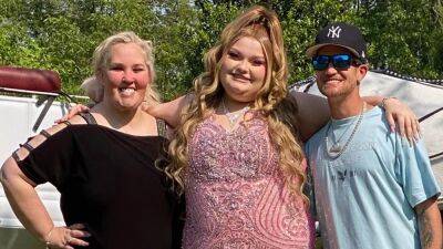 Alana 'Honey Boo Boo' Thompson Poses for Prom Pics With Mama June and Boyfriend - www.etonline.com