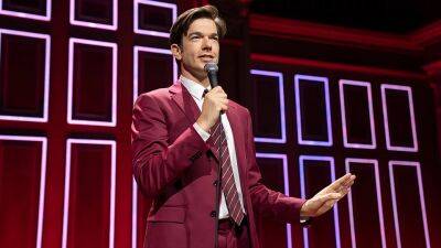 John Mulaney’s Net Worth Shows It Pays To Be Funny—How Much He Makes Per Show - stylecaster.com - Britain - New York - Illinois - city Georgetown