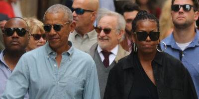 Michelle & Barack Obama Hold Hands While Exploring Barcelona With Steven Spielberg - www.justjared.com - Spain