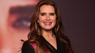 Brooke Shields contemplated driving her car into a wall on the freeway after giving birth for the first time - www.foxnews.com - California - county Rowan