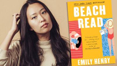 20th Century Adapting Emily Henry’s ‘Beach Read’ With Yulin Kuang Set To Direct - deadline.com - New York
