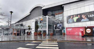 Man in hospital after 'stabbing' at Braehead Shopping Centre as two men arrested - www.dailyrecord.co.uk - Scotland - Beyond