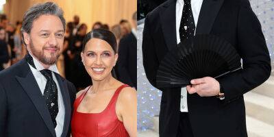 James McAvoy Pays Homage to Karl Lagerfeld With a Black Fan on Met Gala 2023 Red Carpet with Lisa Liberati - www.justjared.com - New York