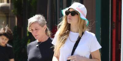 Jennifer Lawrence Goes Casual While Spending Mother's Day With Her Mom Karen - www.justjared.com - New York - Las Vegas - Indiana - county Lawrence
