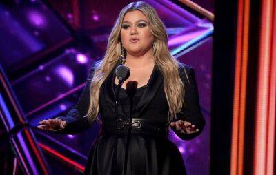 Kelly Clarkson addresses allegations of toxic work environment on her talk show - www.nme.com