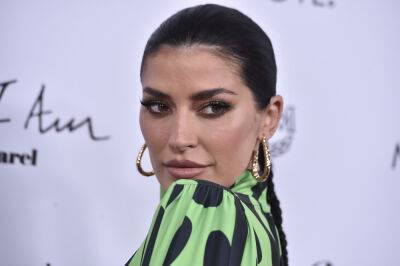 Nicole Williams Says Sports Illustrated Wanted Her ‘Really Pregnant’ - etcanada.com - Britain - Canada - India - Dominica