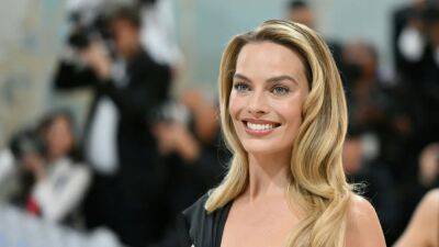 Margot Robbie Channeled '90s Cindy Crawford in a See-Through Corset at the 2023 Met Gala - www.glamour.com - county Crawford