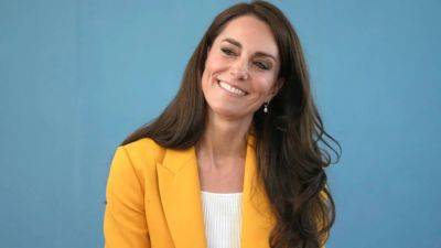 Kate Middleton's World Bee Day Outfit Is Perfect: See the Pic! - www.etonline.com - Britain - county Norfolk