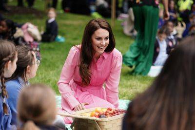 Kate Middleton Looks Pretty In Pink As She Surprises School Kids With A Picnic At Chelsea Flower Show - etcanada.com