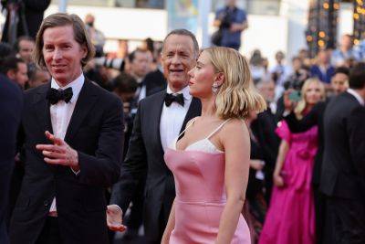 ‘Asteroid City’ Blasts Off With Six-Minute-Plus Standing Ovation; Wes Anderson & Starry Cast At World Premiere – Cannes - deadline.com - France - USA - India - county Bryan - city Asteroid