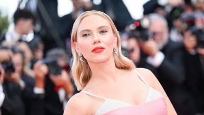 Scarlett Johansson Proves the Exposed Bra Illusion Is the Next Red Carpet Trend - www.glamour.com - city Asteroid