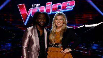 'The Voice' Finale: Kelly Clarkson and D. Smooth Go 'Slow Dancing in the Dark' in Epic Performance - www.etonline.com