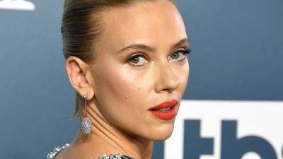 Scarlett Johansson’s Blunt Lob Is the Perfect Summer Style - www.glamour.com