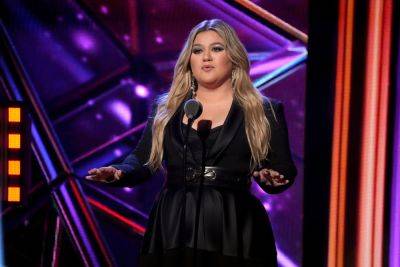 Kelly Clarkson Pays Tribute To Tina Turner: ‘Such A Force’ - etcanada.com - Canada