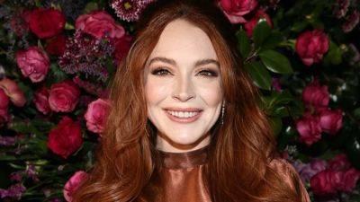 Lindsay Lohan Proudly Shows Off Growing Baby Bump in Poolside Swimsuit Pic - www.etonline.com