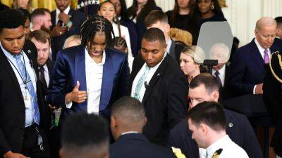 LSU Player Sa’Myah Smith Gives Thumbs-Up After Passing Out at the White House (Video) - thewrap.com - state Iowa