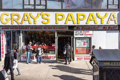 Nicholas Gray Dies: New York Hot Dog King Of TV/Film Favorite ‘Gray’s Papaya’ Was 86 - deadline.com - New York - New York - Manhattan - county Rush