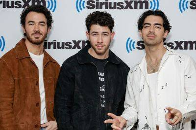 The Jonas Brothers Reveal How They ‘Met’ On ‘Chicken Shop Date’ - etcanada.com