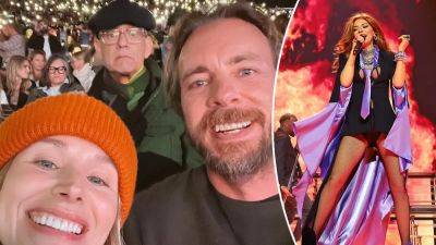Shania Twain's Hollywood concert draws a photobombing Tom Hanks, crying Dax Shepard - www.foxnews.com
