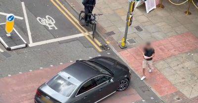 Moment idiotic man parks in the middle of Deansgate to nip to Tesco - www.manchestereveningnews.co.uk - Manchester