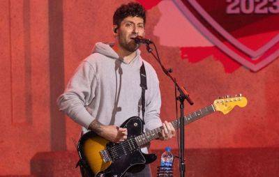Joe Trohman returns to Fall Out Boy after “taking time away to focus on my brain and get healthy” - www.nme.com