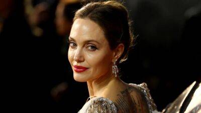 Angelina Jolie Remembers Her Late Mother's Ovarian and Breast Cancer Battle in Rare Post - www.etonline.com